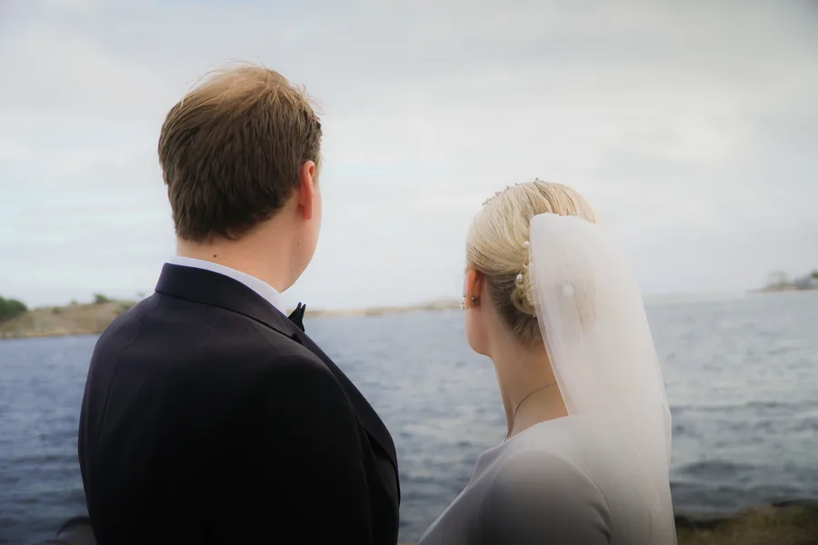 Brudepar fotografert på bryllupsdagen